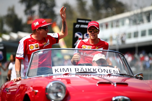 Sebastian Vettel y Kimi Raikkonen saludando a los aficionados.