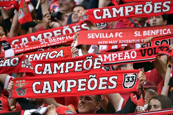 Seguidores de Benfica apoyaron en todo momento a su equipo.