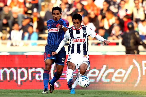 Severo Meza no dejó pasar a Fernando Arce por el costado izquierdo.