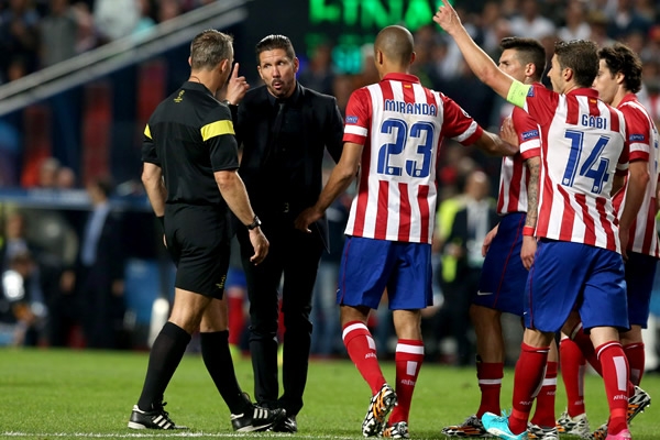 Simeone reclamó los cinco minutos agregados.