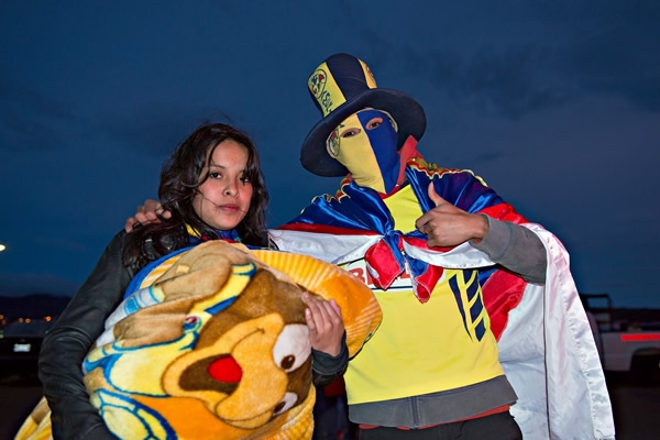 Sin importar el frío, en familia asisten al estadio.