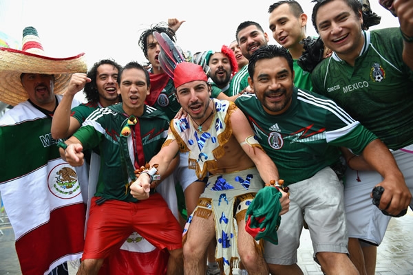 Sin importar las inclemencias del clima, mexicanos salieron sin pudor.