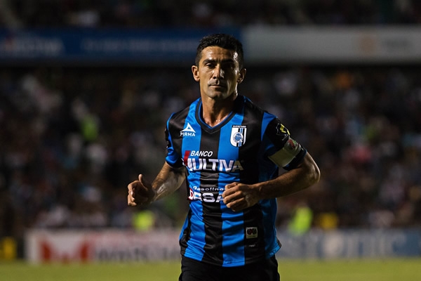 Sinha se fue entre las palmas de locales y visitantes.