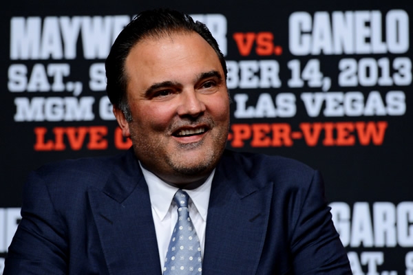 La sonrisa de Golden Boy Promotions, Richard Schaefer.