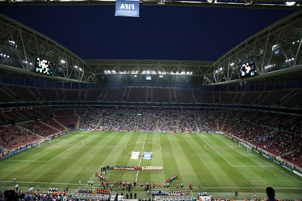El sstadio Ali Sami Yen Arena en Estambul abre una página a la historia.