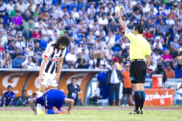 Stefan Medina fue amonestado por cometer una fuerte falta.