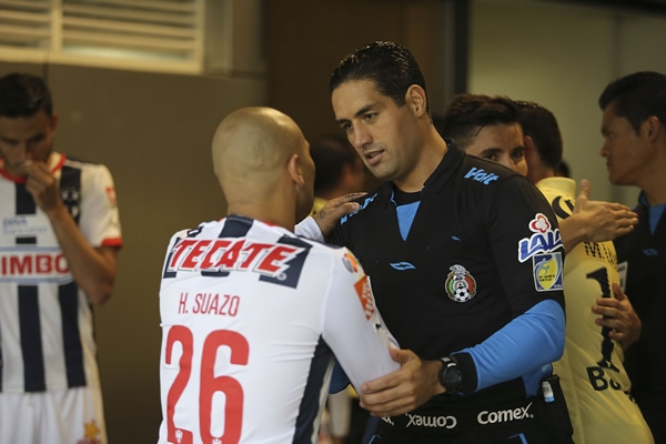 Suazo con las personalidades, previo al inicio.