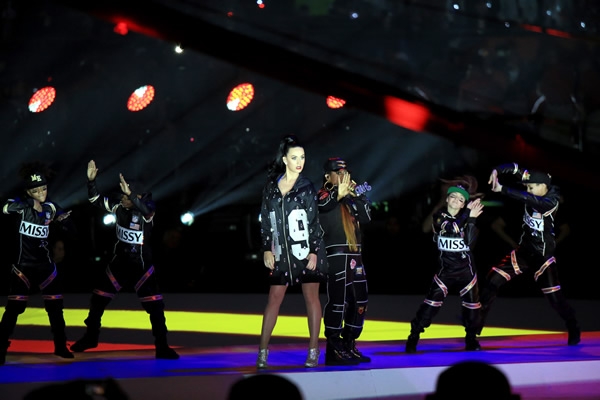 Con sudadera negra, Perry compartió con la rapera Missy Elliot.