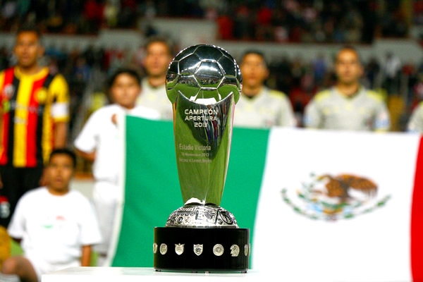 Suena el Himno Nacional en el Victoria.