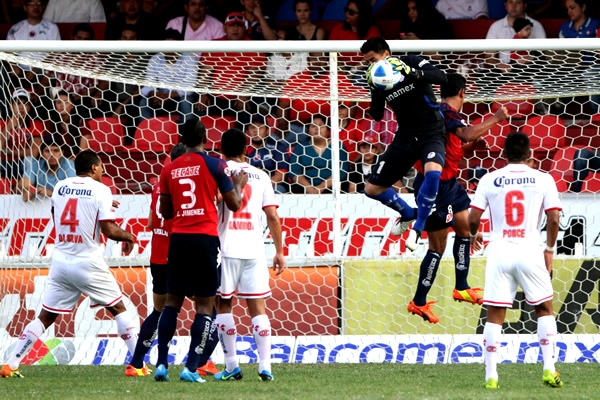 Talavera mostró oficio en cada oportunidad de los Tiburones.