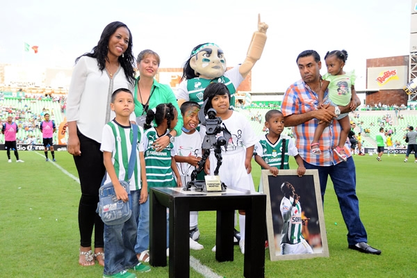 También se rindió homenaje a Benítez dentro del estadio.