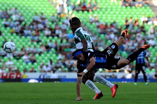 Tanto que el brasileño Apodí el falta piernas para marcar.