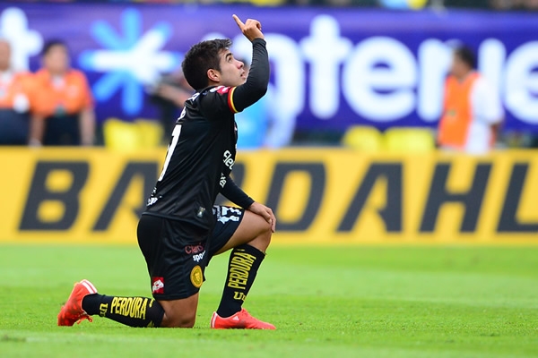 Télles sorprendió las Águilas y abrió el marcador.