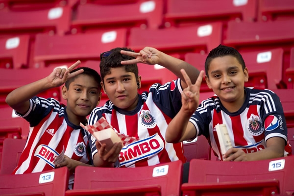 Desde temprana hora los jóvenes seguidores llegaron al inmueble.