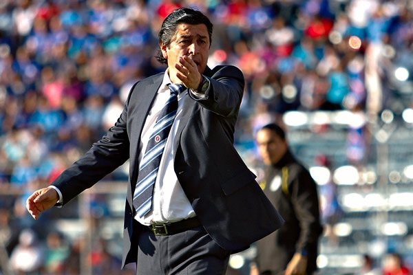 Tena desespera ante las constantes fallas de su equipo.