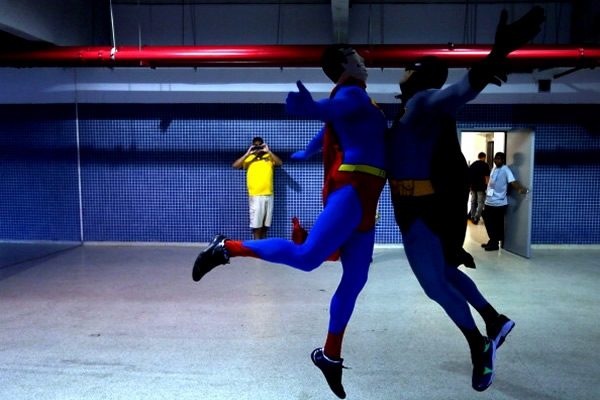 Termina la primera mitad. Colombia 1-0 Uruguay.