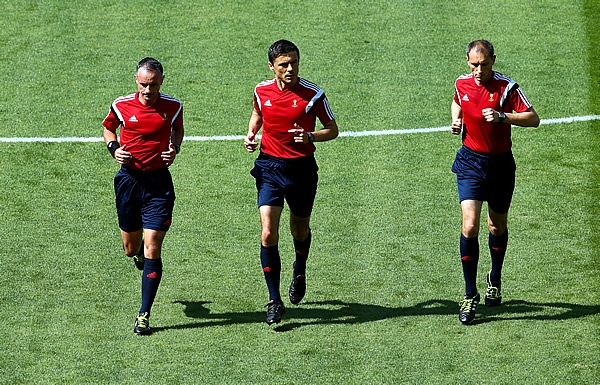Terna arbitral calentando previo al encuentro.