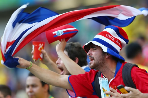 Ticos entonaron con respeto su himno nacional.