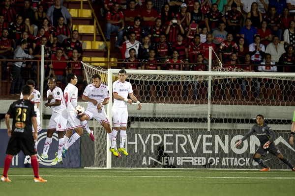 Los Ticos generaron jugadas a balón parado y asustaron la meta de Lozano.