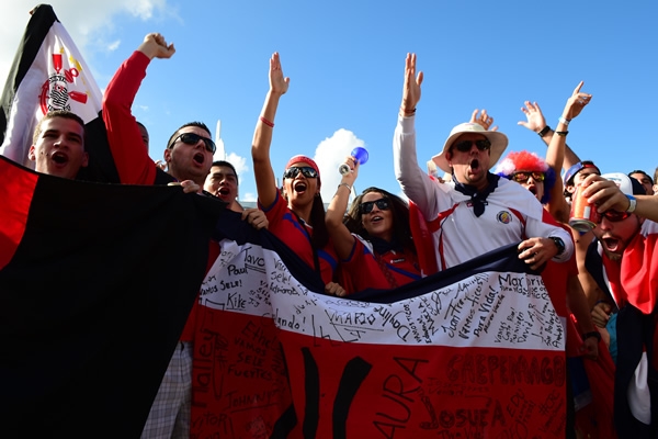 Ticos pusieron ambiente cálido a las afueras de la Arena Pernambuco.