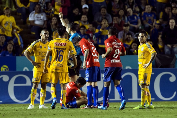 Tigres se quedó con 10 hombre al minuto 63.