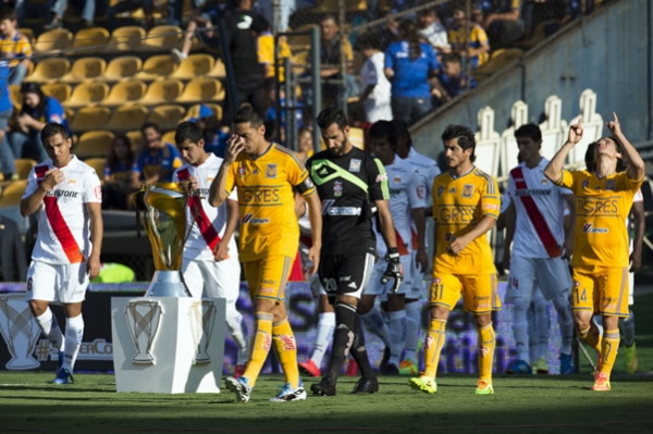 Tigres y Morelia saltan al terreno de juego.