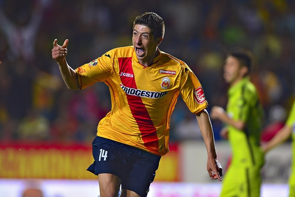 En un tiro libre Palacios remató de cabeza y abrió el marcador.