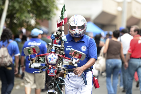 Toda clase de personajes se dan cita en el inmueble.