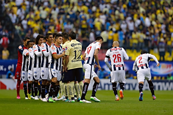 Todos se desearon suerte previo al silbatazo.