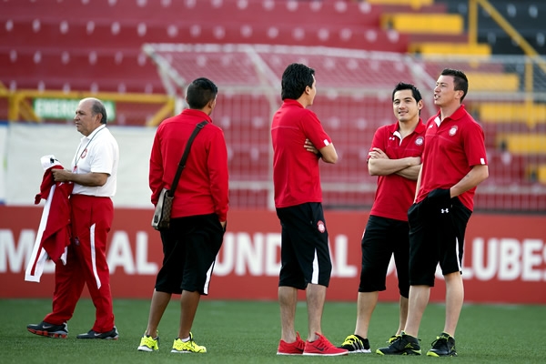 Toluca estudia el terreno de juego previo al compromiso.