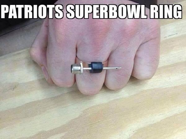 Tom Brady no se salvó en las redes sociales por 'utilizar' balones desinflados.