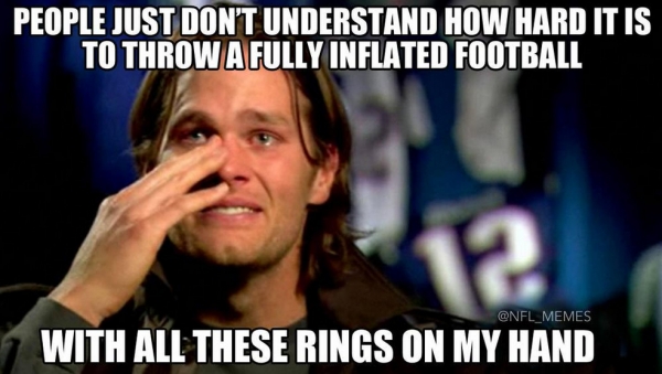 Tom Brady no se salvó en las redes sociales por 'utilizar' balones desinflados.