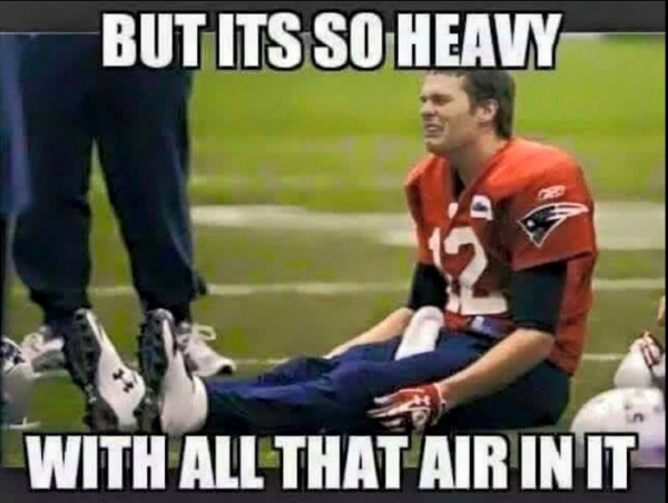 Tom Brady no se salvó en las redes sociales por 'utilizar' balones desinflados.