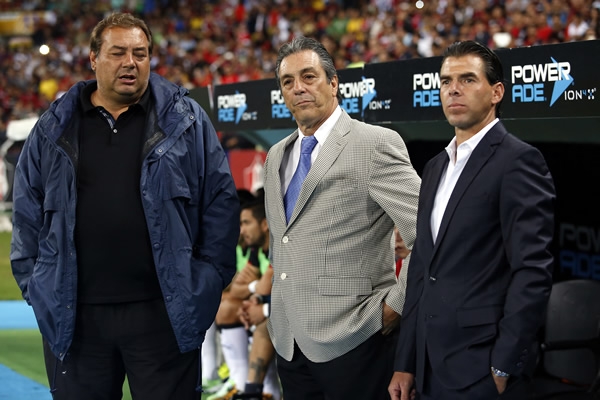 Tomás Boy y su séquito técnico.