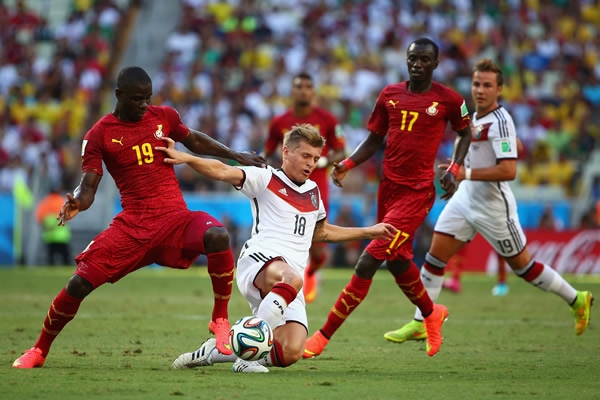 Toni Kroos fue bien marcado por la defensa de Ghana.