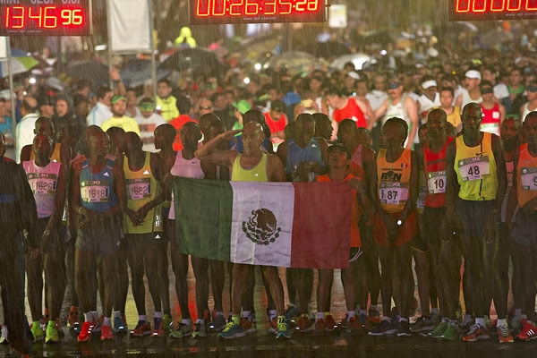 Un torrencial aguacero cayó momentos antes de iniciar la competencia.
