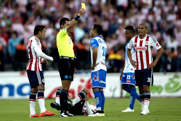 Torres se ganó la primera amarilla del juego.