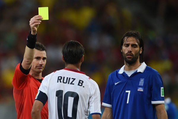 Tras su diana, Ruiz fue amonestado por una fuerte llegada.