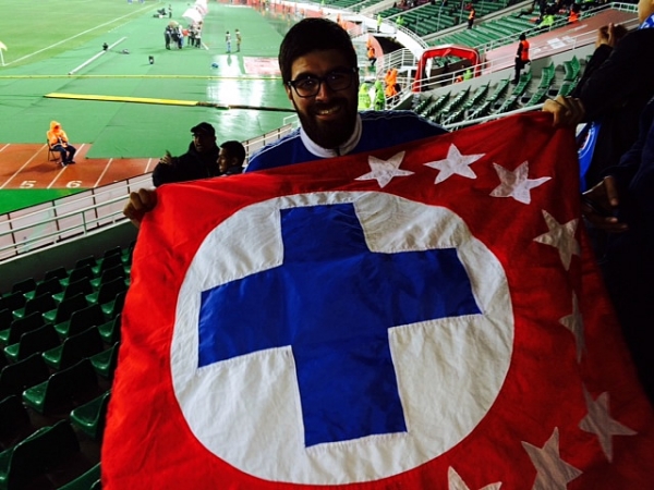 Un aficionado cementero luce la bandera de su equipo.