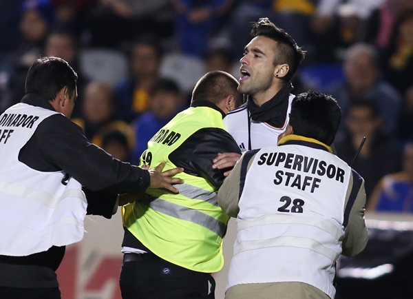Un espontáneo brincó a la cancha al finalizar el partido.