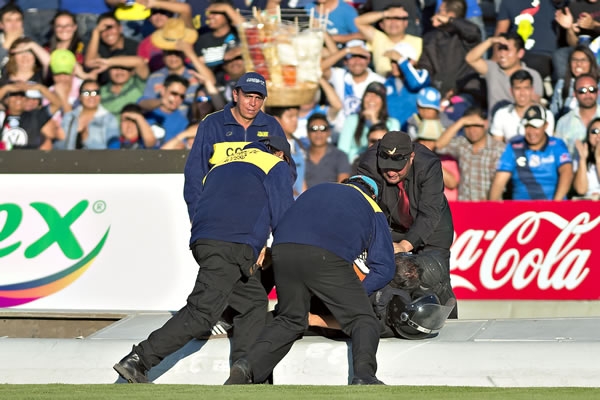 Un espontáneo fue detenido por la policía en la cancha.