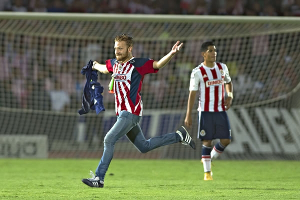 Un espontaneo ingresó al campo.
