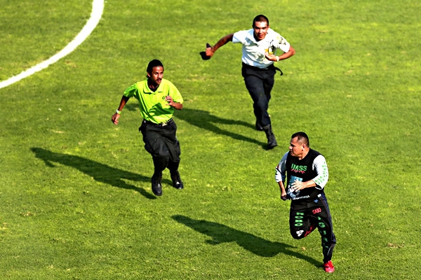 Un espontáneo interrumpió el juego en el segundo tiempo.