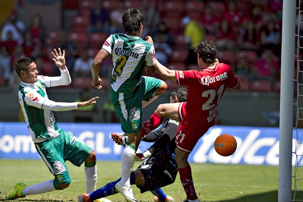 Un extraño gol del León.