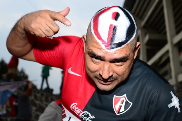 Un fiel aficionado muestra su apoyo.