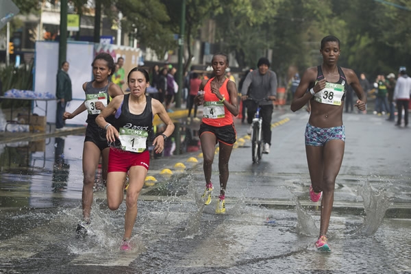 Un gran encharcamiento fue un obstáculo para todos los runners.