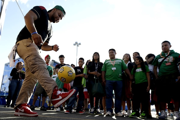 Un partido por dominar las críticas y el balón.