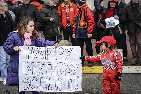 Un pequeño aficionado deseó lo mejor al ídolo alemán.