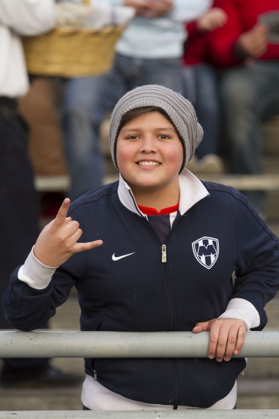 Un pequeño aficionado llegó temprano al Estadio Tecnológico.