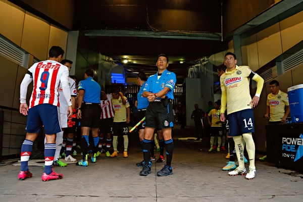 Un poco de convivencia entre los equipos antes del silbatazo inicial.